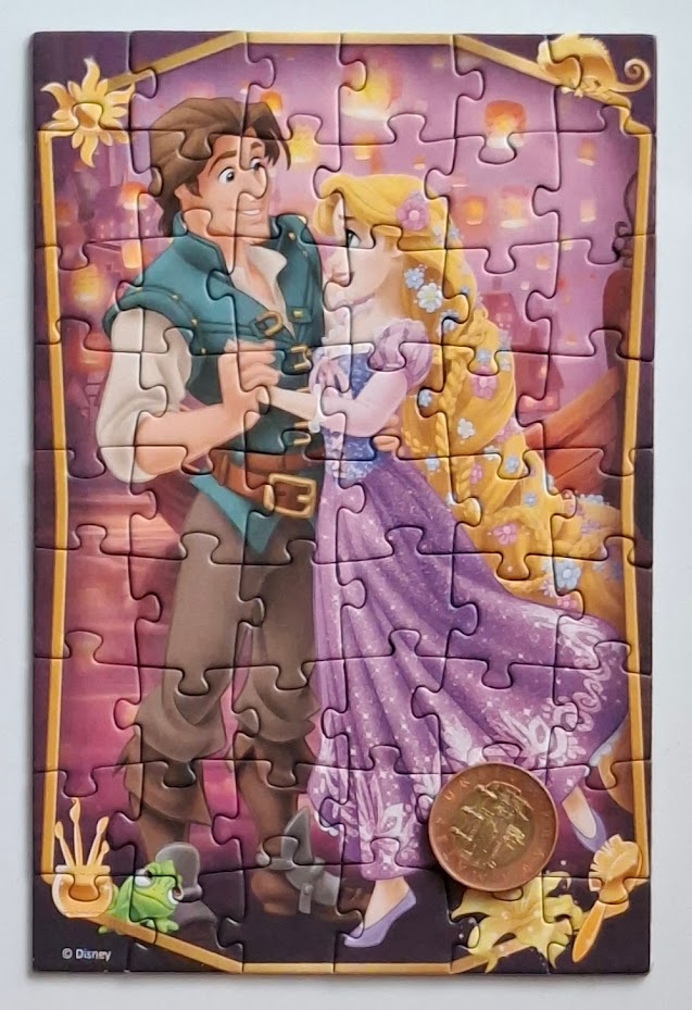 Složené minipuzzle Trefl 54 dílků Locika a Flinn s padesátikorunou jako měřítkem